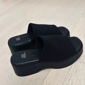 NWOT Black platform flip flops/ sandals size 8